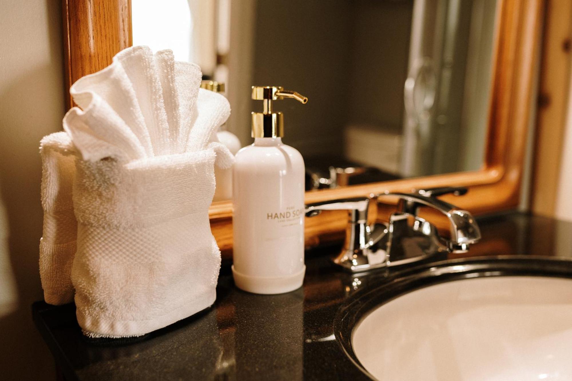 Albert'S Shelburne Ngoại thất bức ảnh